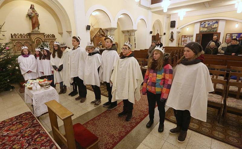 Během mše požehnal koledníkům kněz František Jirásek v podmokelském kostele svatého Františka z Assisi na Husově náměstí.