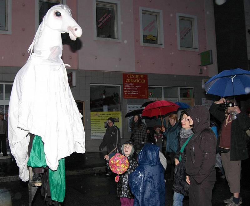 Děčín rozsvítil ohňostroj, lidé lampiony