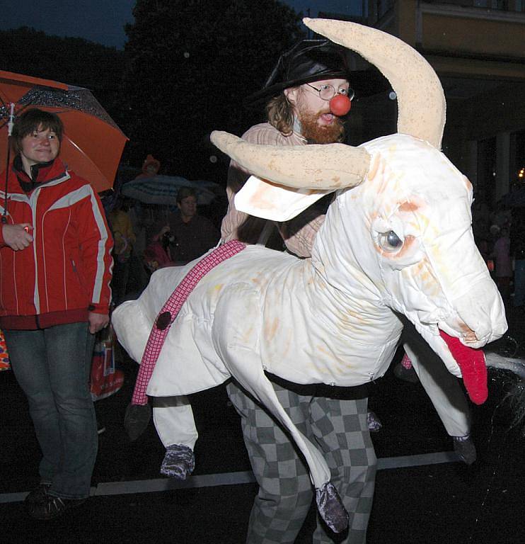 Děčín rozsvítil ohňostroj, lidé lampiony