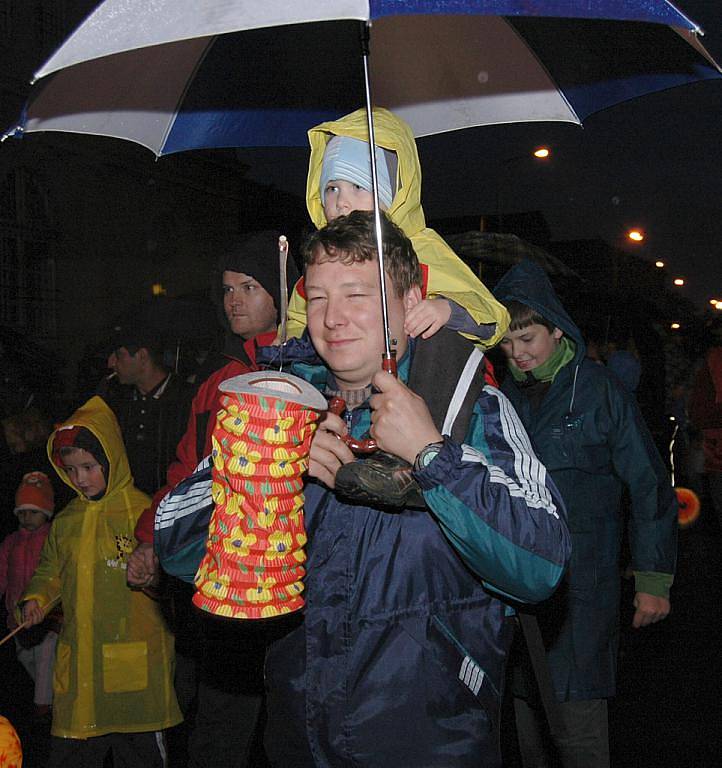 Děčín rozsvítil ohňostroj, lidé lampiony