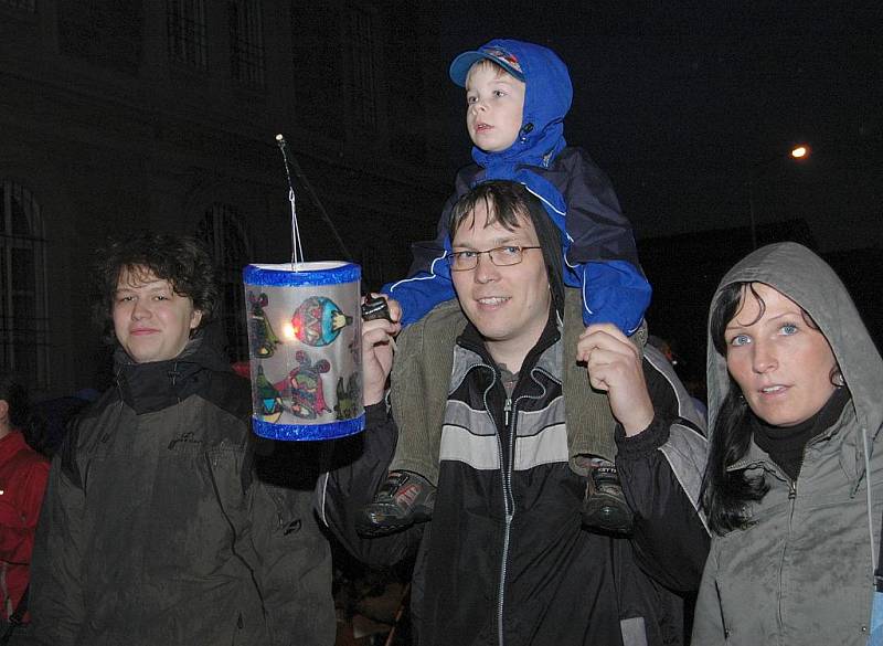 Děčín rozsvítil ohňostroj, lidé lampiony