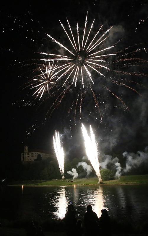 Děčínské slavnosti 2018 začaly velkolepým ohňostrojem.