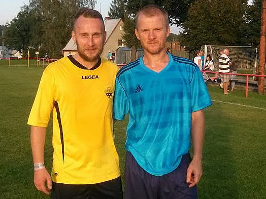 S HVĚZDOU. Fotbalový cestovatel Jaroslav Dolejš (vlevo) nastoupil v 1. A třídě i proti exligovému Dušanu Tesaříkovi.