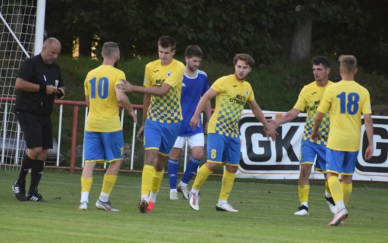 Fotbalisté Modré (modré dresy) doma prohráli s Litoměřickem 2:3.