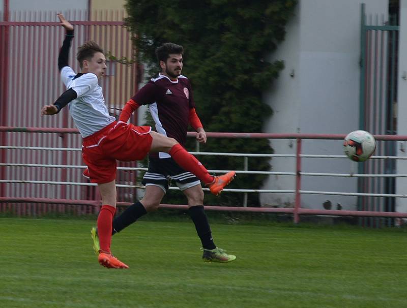 SMOLNÁ PORÁŽKA. Junior Děčín (v bílém) prohrál s Neštěmicemi 1:3.