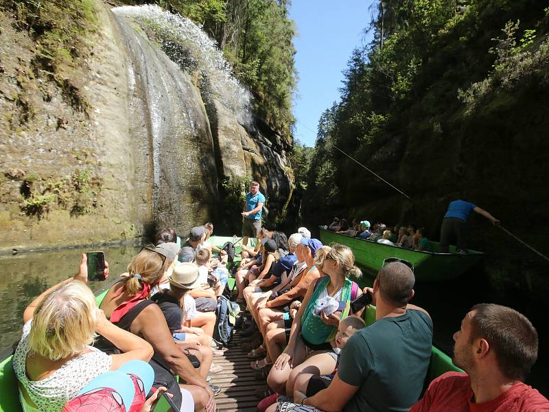 Hřenské soutěsky zavalili turisté z celé Evropy.