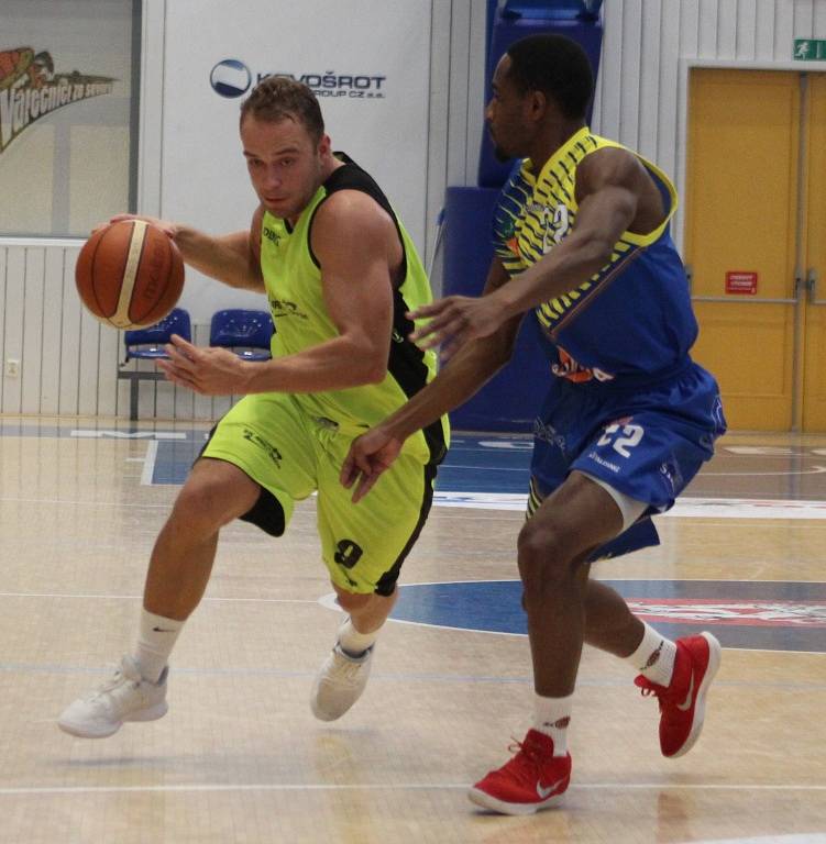 PŘÍPRAVA. Basketbalisté Děčína (žlutá) doma přivítali Ústí nad Labem.