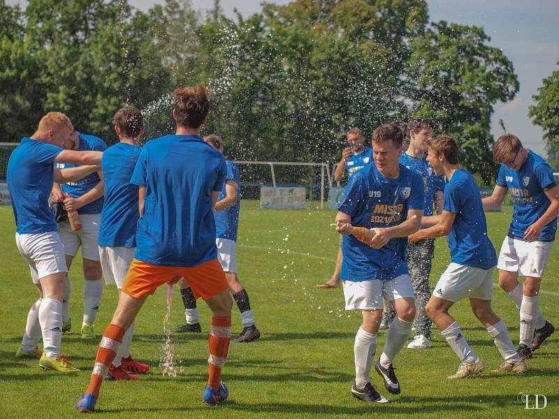 Dorostenci spojeného týmu Šluknova a Jiříkova slavili prvenství v krajské I.A třídě.