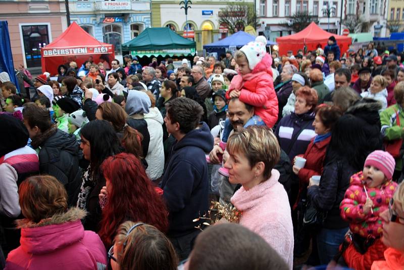 První advent zahájily trhy na Masarykově náměstí.