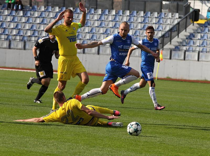 VARNSDORF (ve žlutém) vyhrál ve Znojmě 2:0.