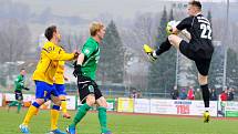 BRAVO! Fotbalisté Varnsdorfu (ve žlutém) porazili 3:1 Sokolov.