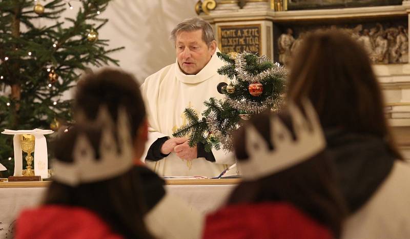 Během mše požehnal koledníkům kněz František Jirásek v podmokelském kostele svatého Františka z Assisi na Husově náměstí.