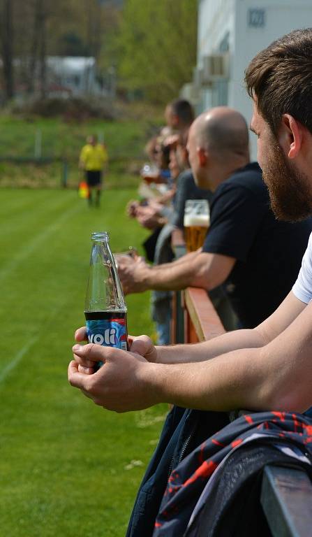 DOBKOVICE (tmavé dresy) vyhrály 3:2 v Děčíně nad Unionem.