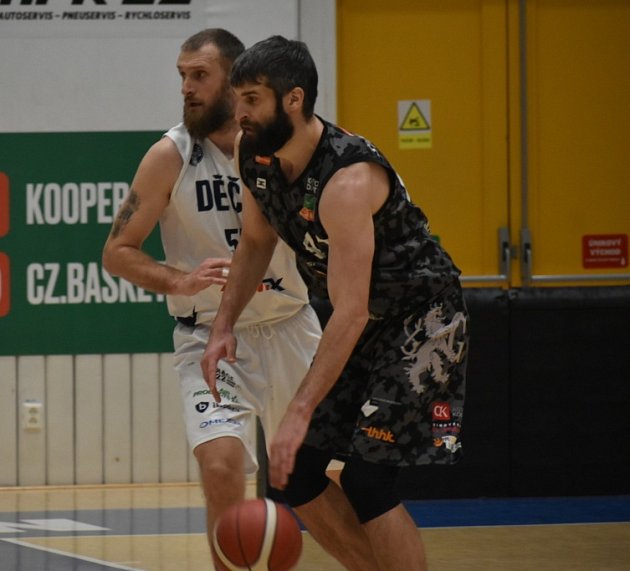 Děčínští basketbalisté doma nečekaně prohráli s Hradcem Králové.