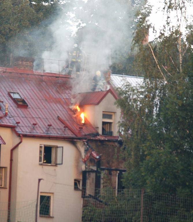 Pivovarská ulice v Děčíně musela být v pondělí ráno zcela uzavřena, hořel tam obytný dům.