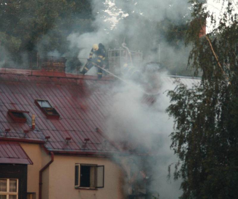 Pivovarská ulice v Děčíně musela být v pondělí ráno zcela uzavřena, hořel tam obytný dům.