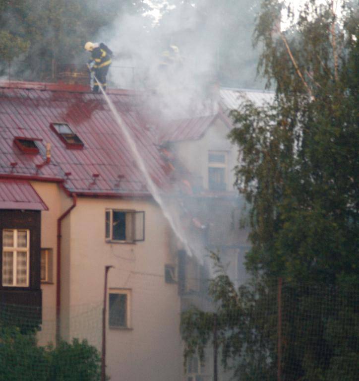 Pivovarská ulice v Děčíně musela být v pondělí ráno zcela uzavřena, hořel tam obytný dům.