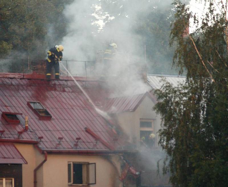 Pivovarská ulice v Děčíně musela být v pondělí ráno zcela uzavřena, hořel tam obytný dům.