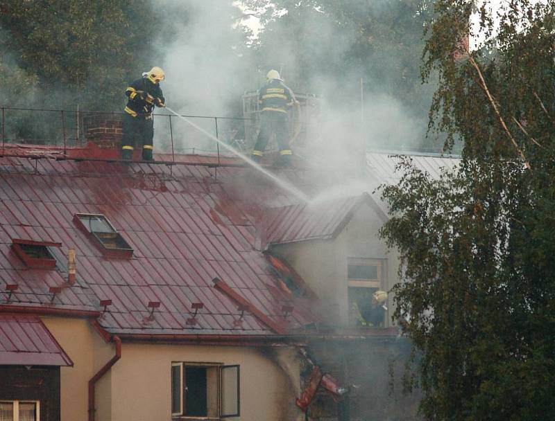 Pivovarská ulice v Děčíně musela být v pondělí ráno zcela uzavřena, hořel tam obytný dům.