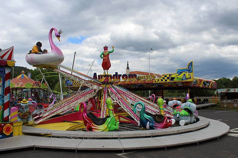 Lunapark park na parkovišti u železničního mostu v Děčíně.