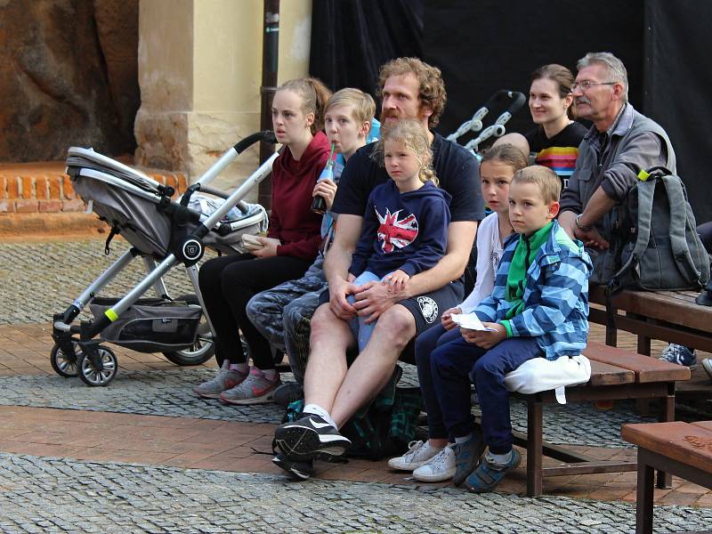 Festival pouličního divadla.