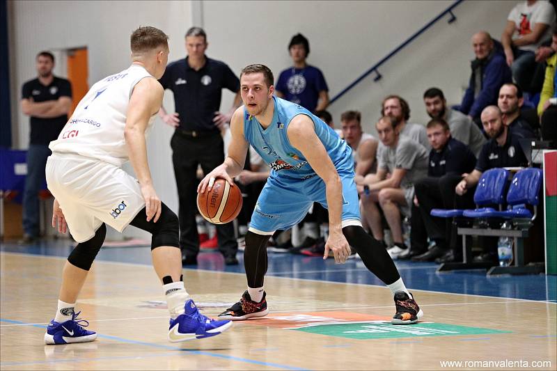 TĚSNÁ PORÁŽKA. Děčínští basketbalisté doma nestačili na Olomoucko.