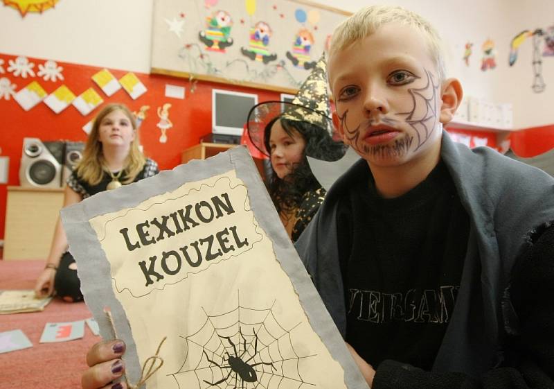 Čarodějnice oslavily i děti ve škole v Dobkovicích.