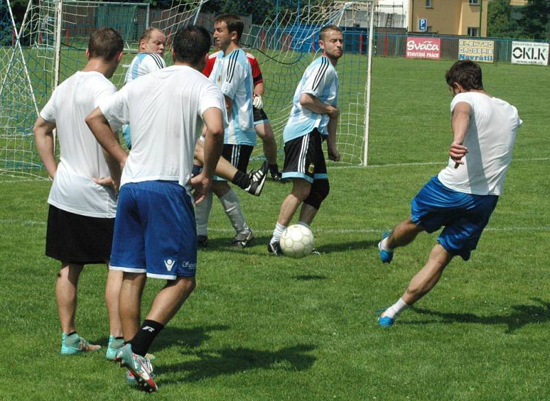 ANI ŠLUKNOV NEZAHÁLEL, v sobotu pořádal fotbalový turnaj.