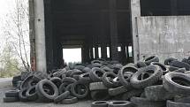 Černá skládka v průmyslovém areálu s tisící pneumatik děsí Krásnou Lípu.