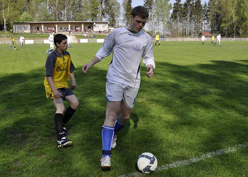 DOROST. Mladíci Mikulášovic (v bílém) porazili Plaston Šluknov 4:1.