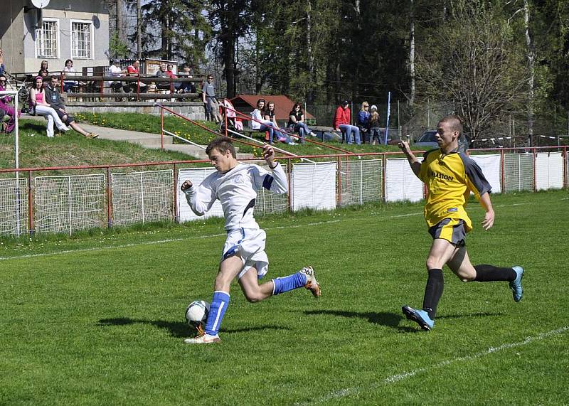 DOROST. Mladíci Mikulášovic (v bílém) porazili Plaston Šluknov 4:1.