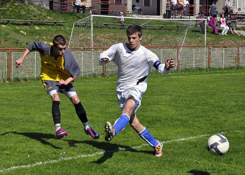 DOROST. Mladíci Mikulášovic (v bílém) porazili Plaston Šluknov 4:1.