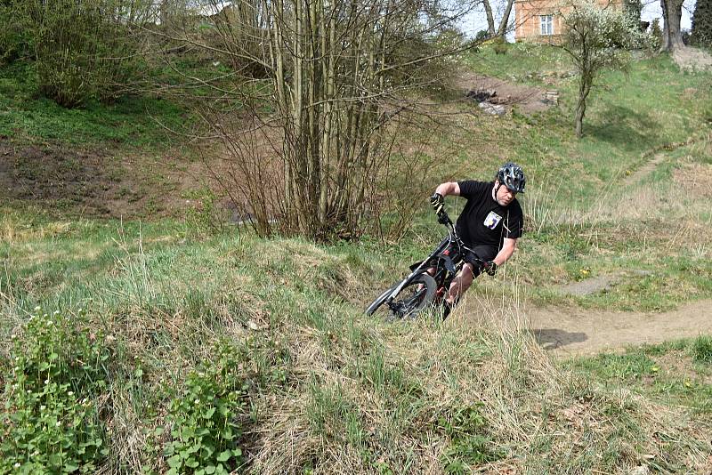 František Švandrlík vybudoval v Horních Habarticích pumptrack.