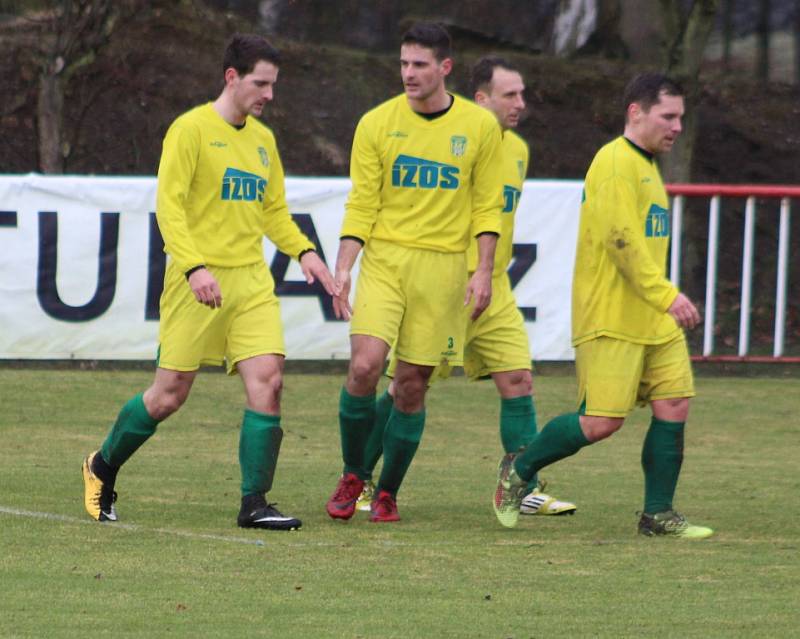 DOBRÝ START. Fotbalisté Modré (modré dresy) doma udolali Žatec 3:2.