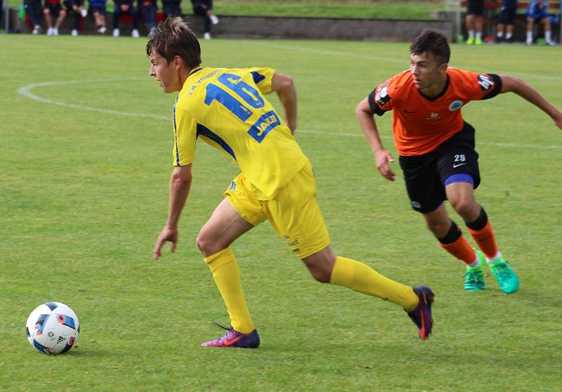 FOTBALISTÉ VARNSDORFU (ve žlutém) porazili juniorku Liberce 7:2. 