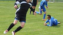 JASNÁ VÝHRA. Fotbalisté České Kamenice B (modrá) vyhráli 5:1 ve Františkově.