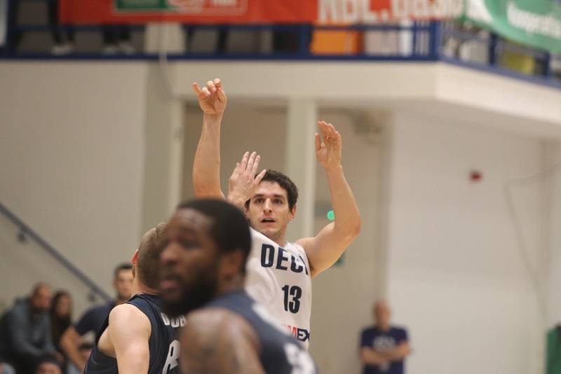 Basketbalisté Děčína doma porazili Ostravu a nadále drží v Kooperativa NBL první místo.