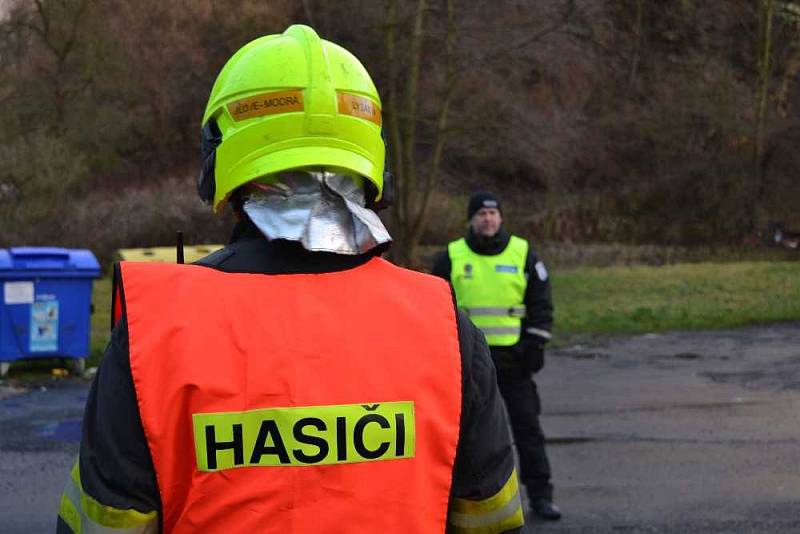 Hasiči uniklý olej zlikvidovali a strážníci po dobu zásahu řídili kyvadlově dopravu.