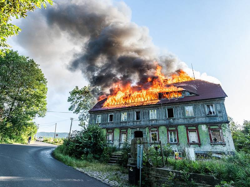 Požár domu v Mladoboleslavské ulici ve Varnsdorfu.