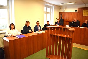 Soudce v Lounech řeší spor o stravenky a o docházku u kolegů v Děčíně.
