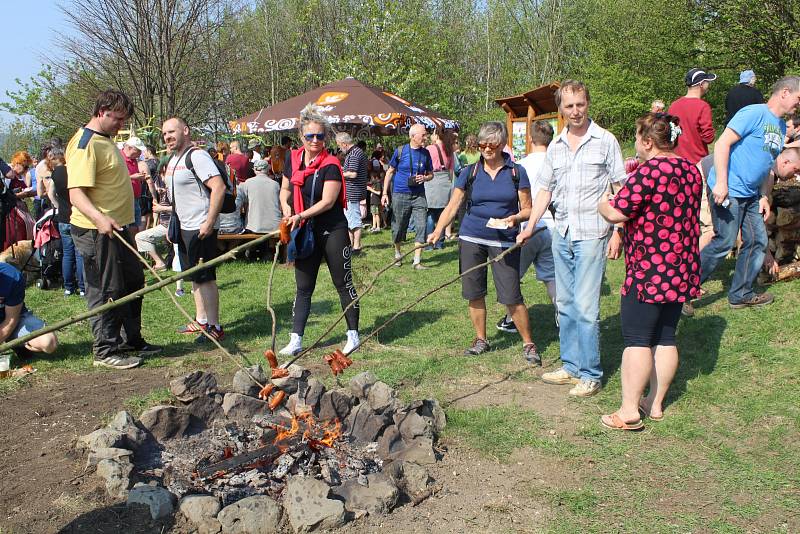 Vášniví turisté zahájili sezonu v národním parku několikakilometrovým výletem.