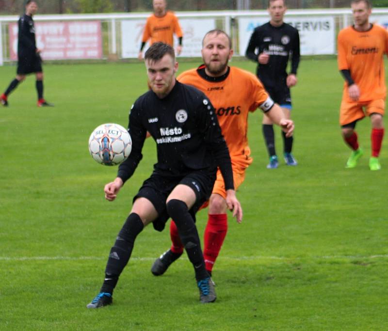 DERBY. Benešov (oranžové dresy) doma porazil 2:0 Českou Kamenici.