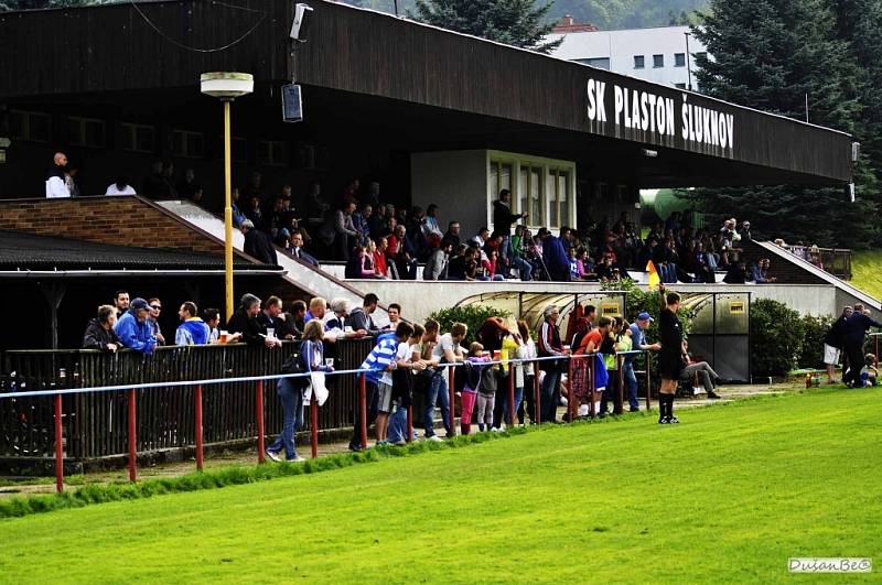 PADLI DOMA. Šluknov (v modrém) nestačil na Srbice a prohrál 1:2.