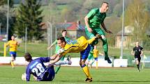 FOTBALISTÉ VARNSDORFU (ve žlutém) doma remizovali 2:2 s Vltavínem.