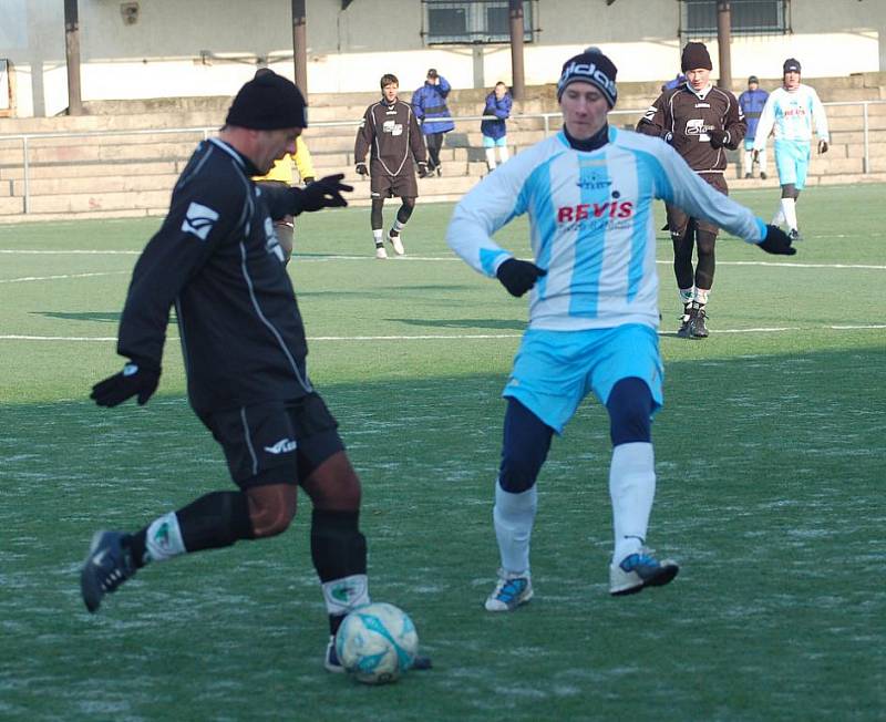 VILÉMOV (v černém) ve třetím kole turnaje porazil 2:1 pořádající Junior Děčín.