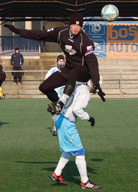 VILÉMOV (v černém) ve třetím kole turnaje porazil 2:1 pořádající Junior Děčín.