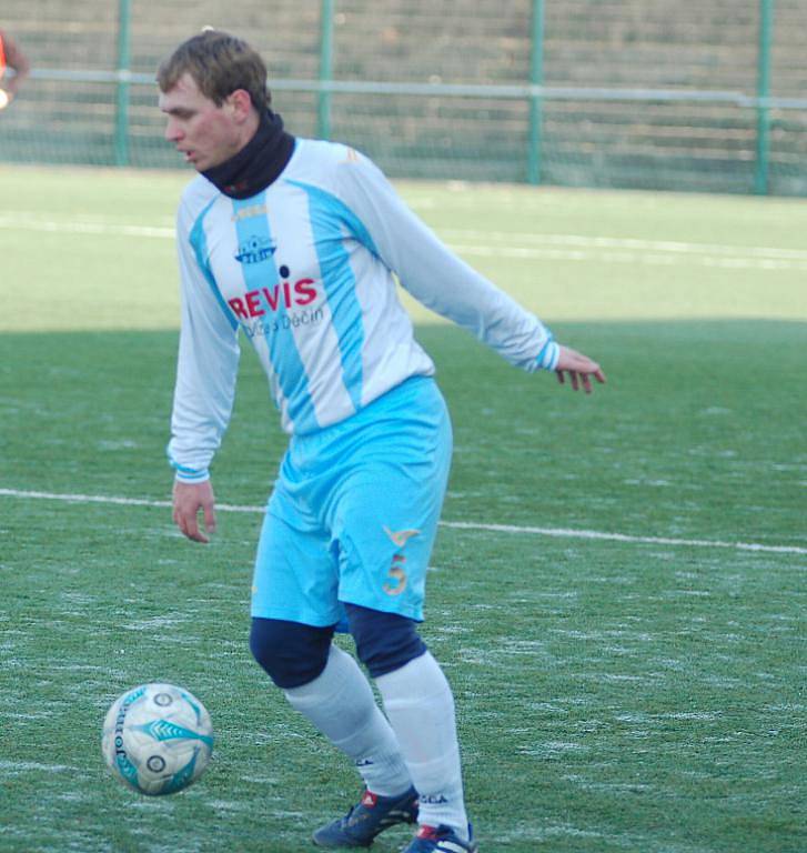 VILÉMOV (v černém) ve třetím kole turnaje porazil 2:1 pořádající Junior Děčín.