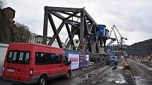 V děčínském přístavišti staví nový železniční most.