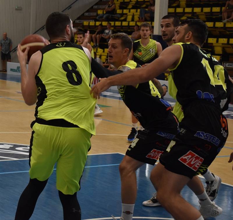 Basketbalisté Děčína narazili v dalším přípravném utkání na Ústí nad Labem. Sluneta naopak odehrála první přátelský zápas v rámci letní přípravy.