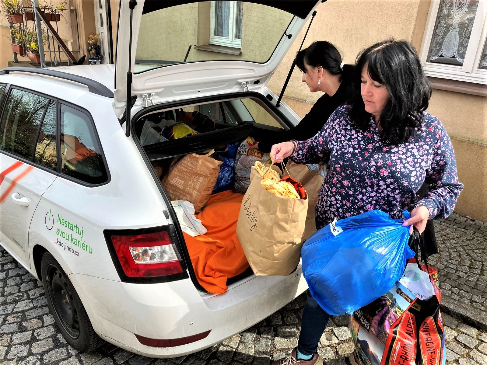 Energetici provětrali své šatníky. Oblečení putovalo do azylu v Jiřetíně -  Děčínský deník